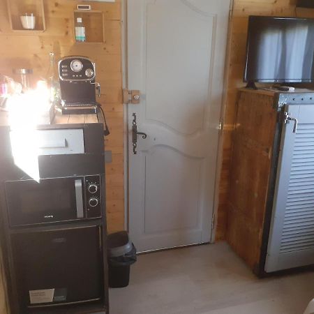 Roulotte Hotell Nîmes Exteriör bild